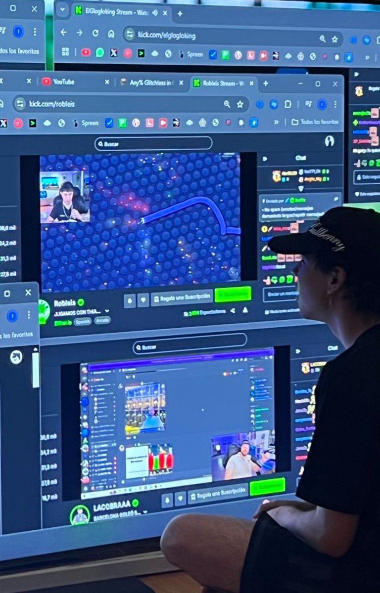 Shadoune666's tweet photo. @Conterstine Lo feliz que se ve mirando a @Robleis01 🥺 https://t.co/ayWKNjwAyY