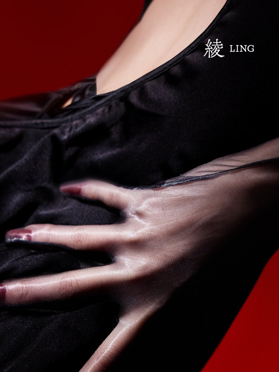 绫新品「流纱」纯丝袜手套 新增琉光™版
🧊细腻抚爱，滑入柔润欲境

全新升级琉光™1D油亮面料
丝柔更纤薄，抚摩更无距
🥂油润细软，滑嫩透现
带来更酥麻震颤的超滑润体验

直达选购📮https://t.co/izoynfP3wu

#LingTouch #绫丝袜 #绫 #绫天猫旗舰店 #丝袜 #丝袜控 #パンスト #ストッキング https://t.co/5Ncq0rasXL