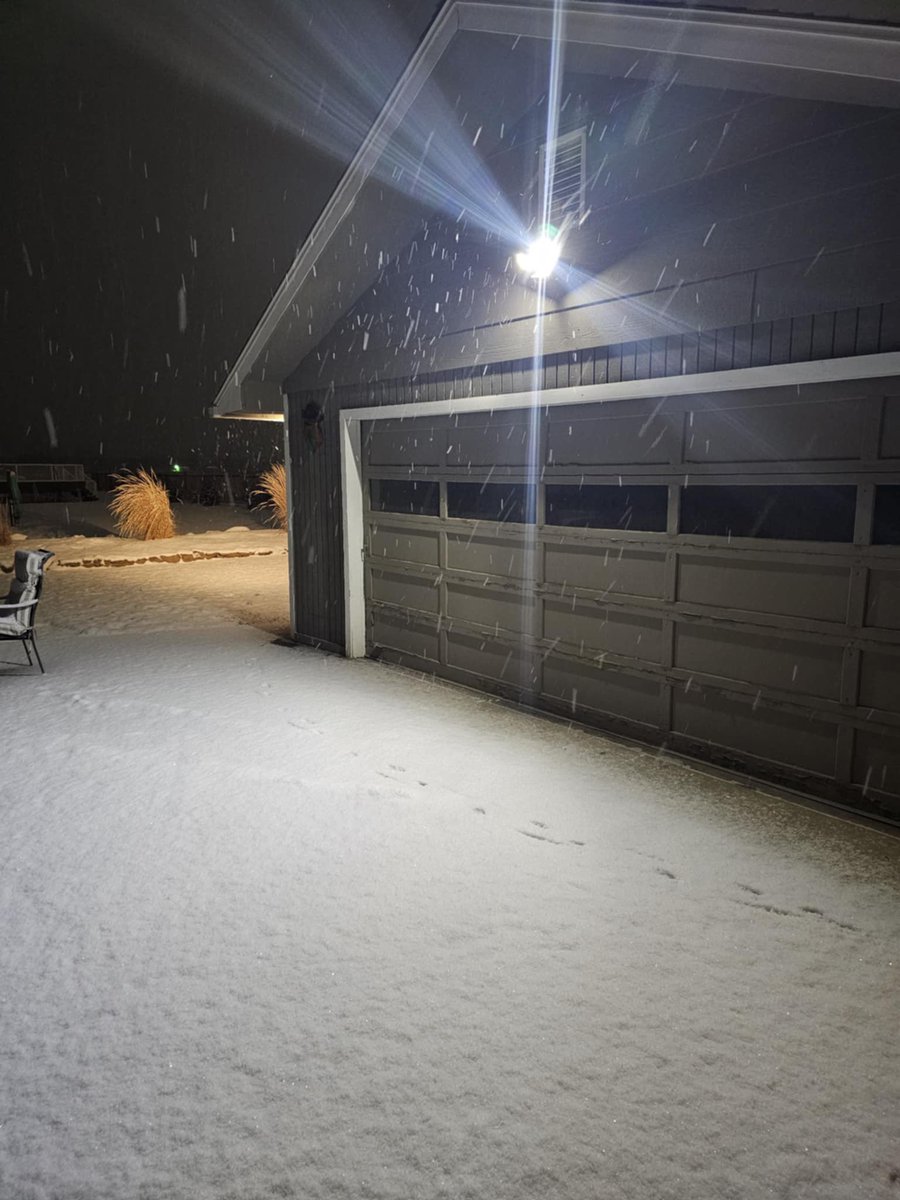 wxguymike's tweet image. A winter system is moving in, bringing low clouds and light snow to Yakima &amp;amp; Tri-Cities (just a dusting) Walla Walla &amp;amp; Pendleton could see 3-4” by morning. #wawx