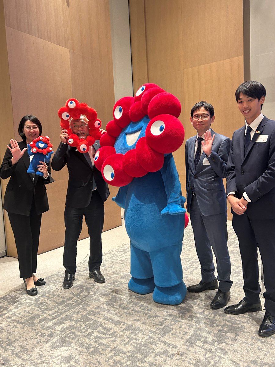 JPEmbassyAU's tweet photo. MyakuMyaku's parading in #Perth! The Perth Consul-General and staff joined #MyakuMyaku at the JNTO Japan Roadshow 2025 to showcase EXPO. Where's the next big 🇦🇺city on MyakuMyaku's list?🤔#MyakuMyakuinAus #65daystogo @australiaatexpo @expo2025japan https://t.co/4WxgUNmox4