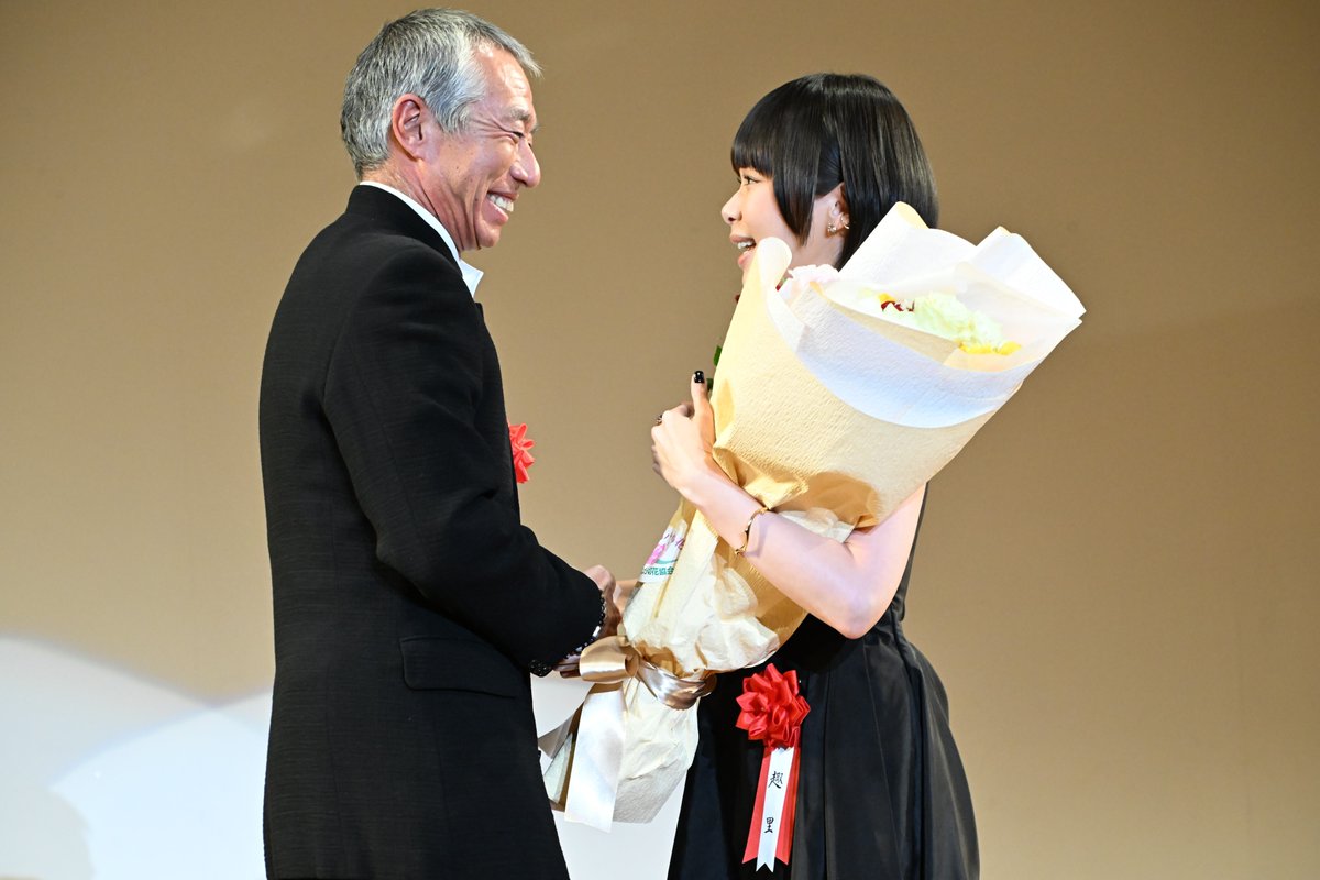 tokyonews_pr's tweet photo. 【新規写真📸】
2025年エランドール賞 ・TVガイド賞

#趣里（@shuri_0921）さん
おめでとうございます🎉

お祝いゲストは
連続テレビ小説「#ブギウギ」
で共演した #柳葉敏郎 さん✨

#TVガイド #エランドール賞 https://t.co/5V5wLEWXa8