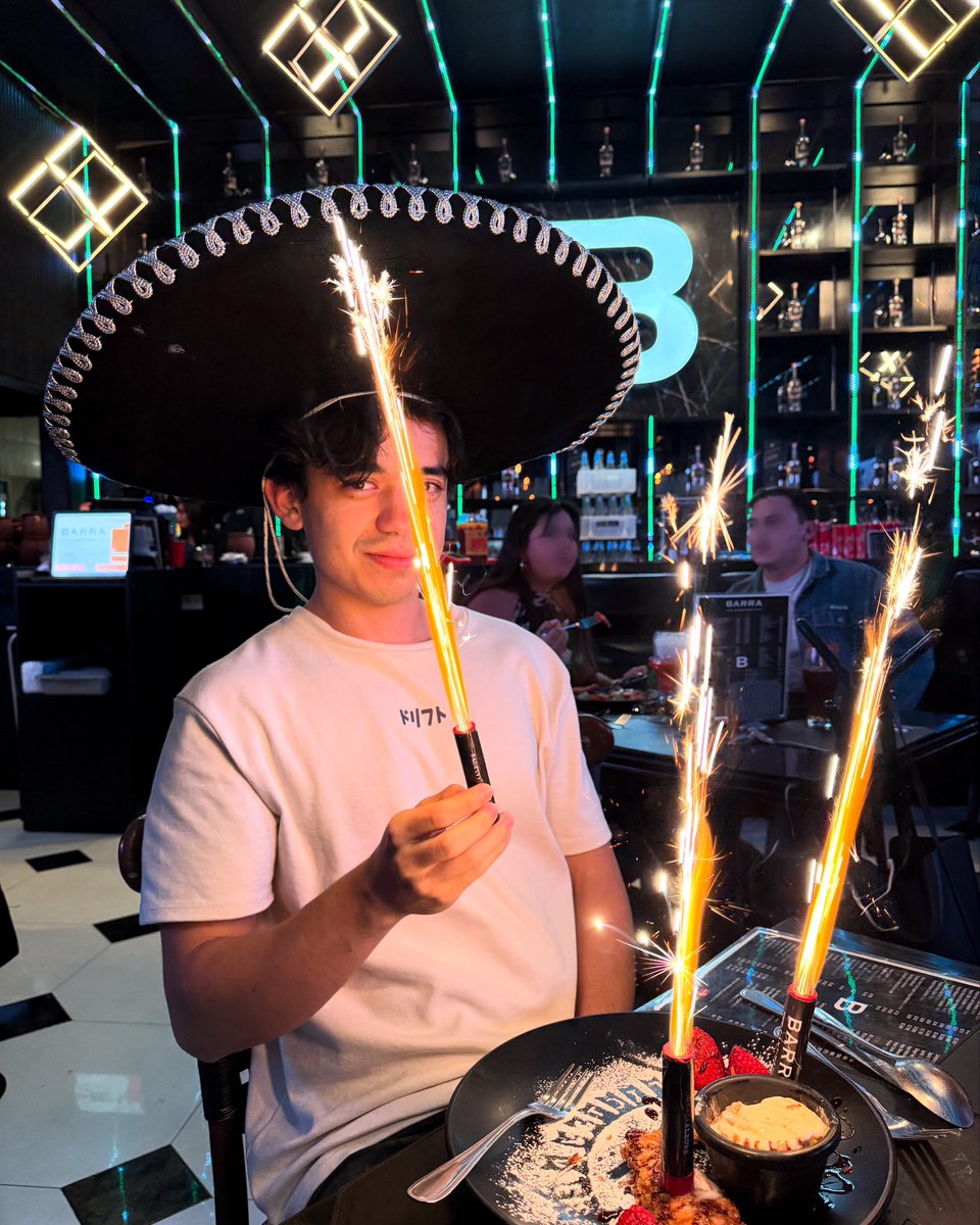 WendyMouret's tweet photo. Besto cumpleaños de Aldito 🎂🍋💫 https://t.co/STFSJDZgIq
