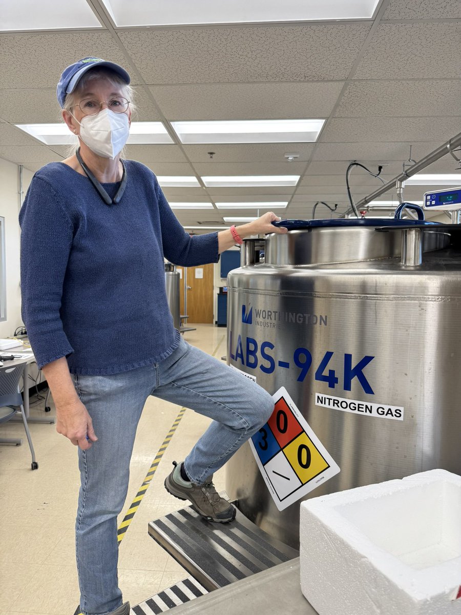 JenniferKFrey's tweet image. Enjoyed a visit to @UNM_MSB Mammal Division and @MSBDGR with two new @nmsu_fwce grad students.  Always a good day when the value of museum specimens is highlighted. The liquid nitrogen tissue storage system is truly awesome.