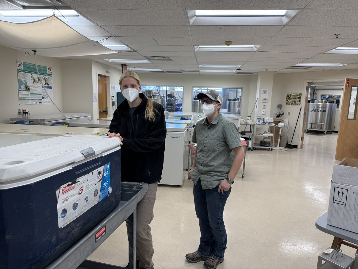 JenniferKFrey's tweet image. Enjoyed a visit to @UNM_MSB Mammal Division and @MSBDGR with two new @nmsu_fwce grad students.  Always a good day when the value of museum specimens is highlighted. The liquid nitrogen tissue storage system is truly awesome.