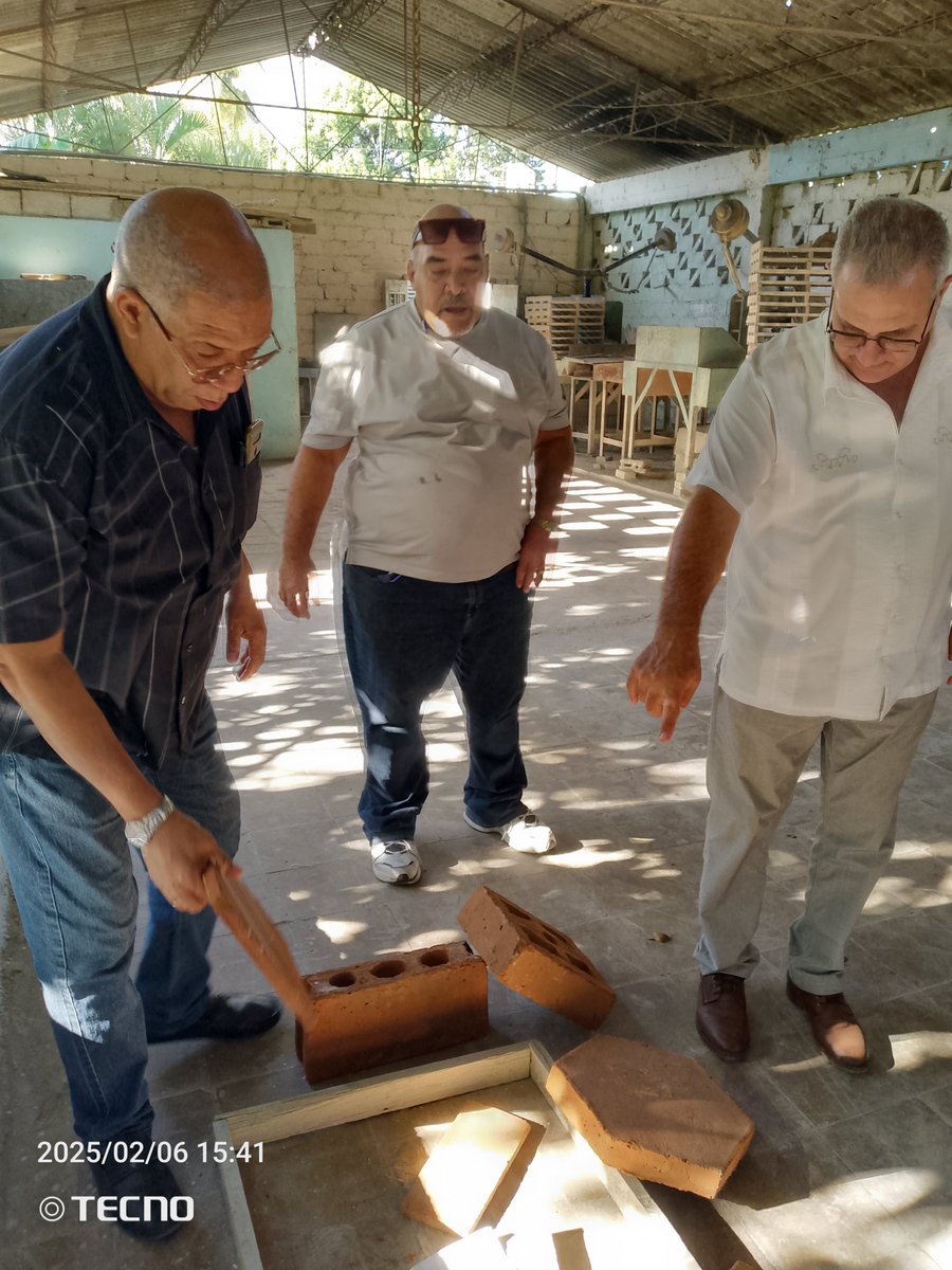 SaunderRomero's tweet photo. Recorrido buscando soluciones alternativas en la producción local de materiales de la construcción.
#GobiernoProvincial
#SantiagoDeCuba https://t.co/xdiVzNwLcL