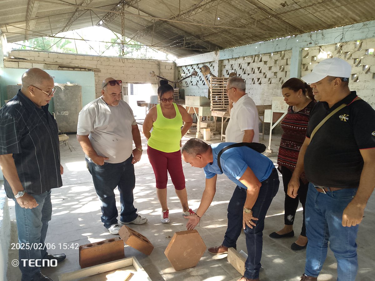 Recorrido buscando soluciones alternativas en la producción local de materiales de la construcción.
#GobiernoProvincial
#SantiagoDeCuba