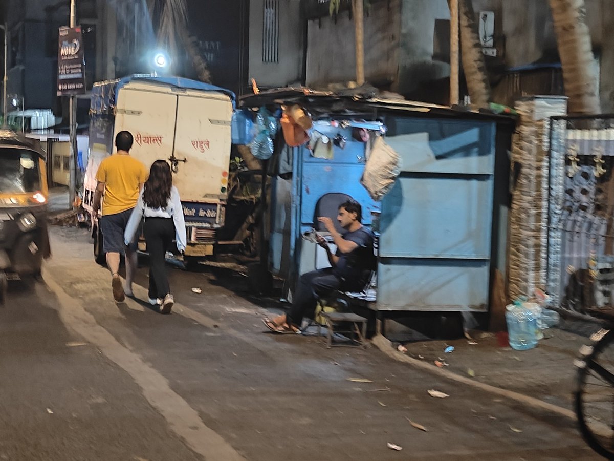 HIRENBAVISHI's tweet photo. @mybmc @mybmcWardPS @patel_harshb @sandeeppatel58 Heavy encroachment with dadagiri on the road no 3 of Jawahar Nagar Goregaon West with the blessings of local authorities &amp; officers, it take 15min to cross that 100mt road even though no vehicle from otherside, no one to look into https://t.co/ybMrq8hkev