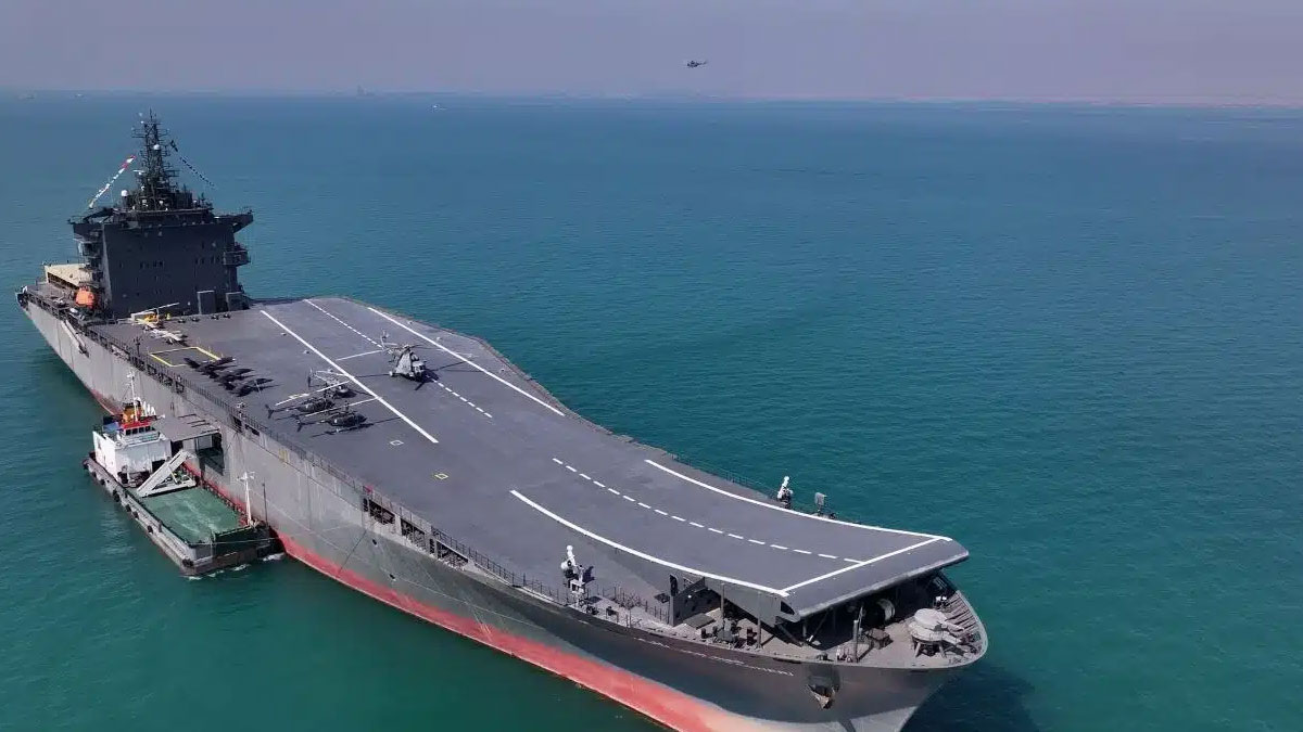 İran Devrim Muhafızları Ordusu, Shahid Bahman Bagheri adlı yeni insansız hava aracı ve helikopter taşıyıcı gemisini donanmasına dahil etti.

savtekdergi.com.tr/deniz/iranin-i…