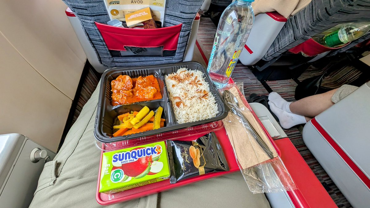 Onboard the ETS Express - The fastest train service between Butterworth and Kuala Lumpur, completing the trip in just 3h35m with just 3 stops, almost an hour quicker than some of the slower ETS services.
I'm in buinsess class, enjoying the complimentary service today 🍽️🚄🇲🇾