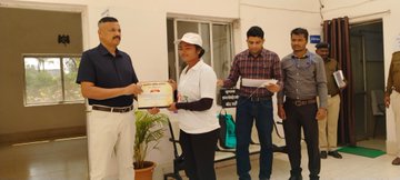 MYBharatHQ's tweet photo. Felicitation of MY Bharat Volunteers Kawardha, Chhattisgarh for their awareness activity under Road Safety Week by Superintendent of Police Shri Dharmendra Singh  #mybharat
@YASMinistry
@mybharatgov
@mansukhmandviya
@meetarajiv
@NITKM2021 
@khadseraksha https://t.co/5ENMM5nygz