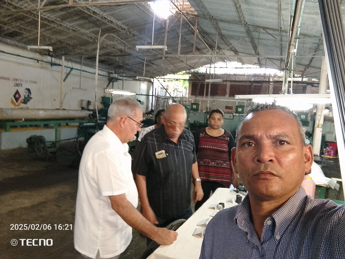 SaunderRomero's tweet photo. Alternativas con las producciones de plásticos a partir de materias primas recicladas en el territorio.
#GobiernoProvincial
#SantiagoDeCuba https://t.co/b0ri5oiQUo