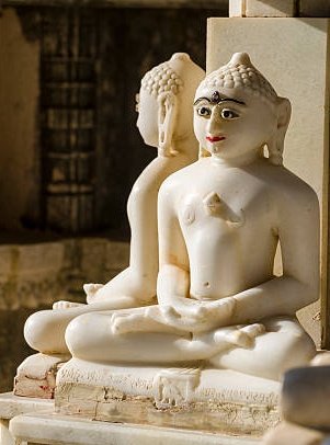 <a href="/deepakjaindeoli/">दीपक जैन</a> कान के नीचे जो गोलाकार मोती है, वह श्वेतांबर प्रतिमा जी का एक निर्विवाद प्रतिमा चिन्ह है।