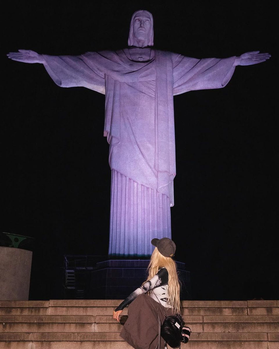 PopTingz's tweet photo. Christina Aguilera stuns in new photos in Rio de Janeiro. https://t.co/SiiLkyMRSz