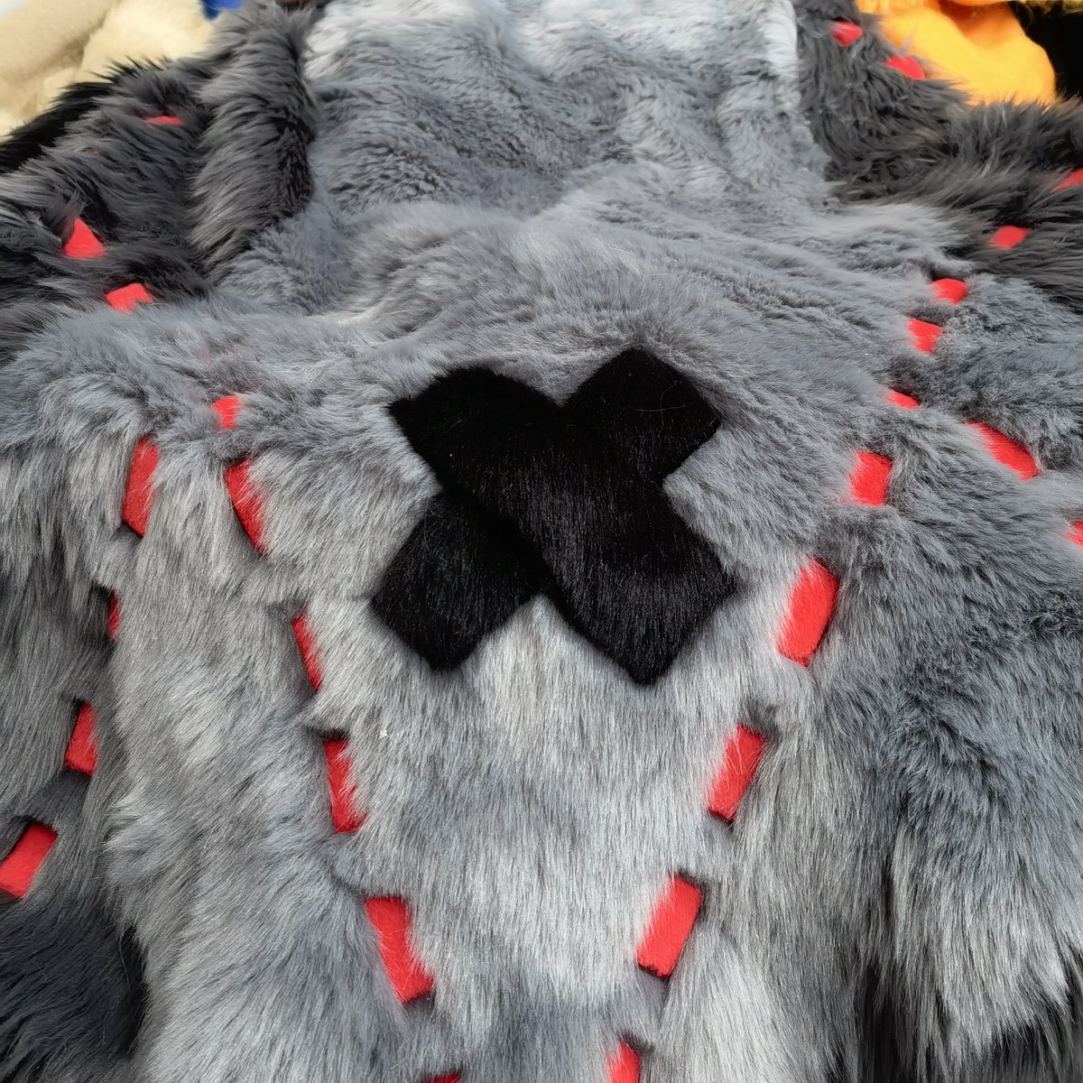 The big feet of the plush doll are finished! 
And there's also an adorable fluffy little belly button!😜