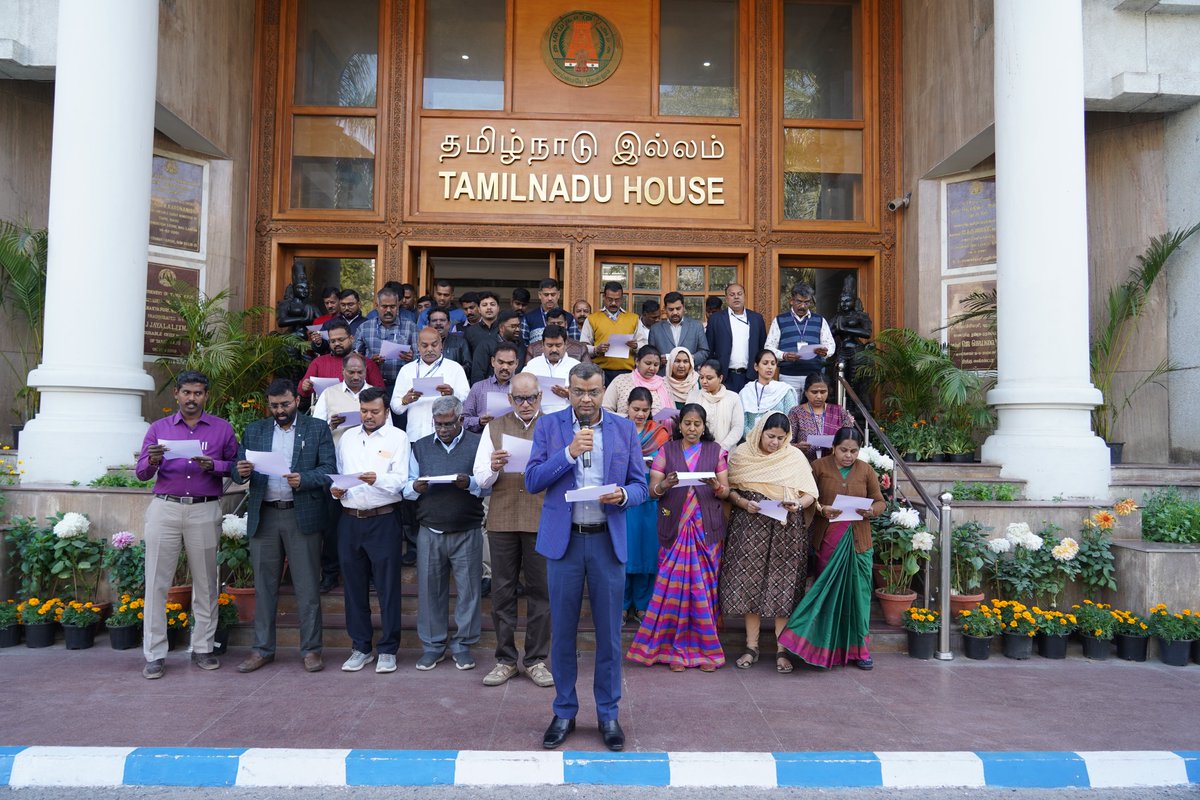 #EndBondedLabour - Resident Commissioner Th. Ashish Kumar, I.A.S., administered the pledge against the system of Bonded Labour at <a href="/tnhdelhi/">TN House Delhi</a>.
