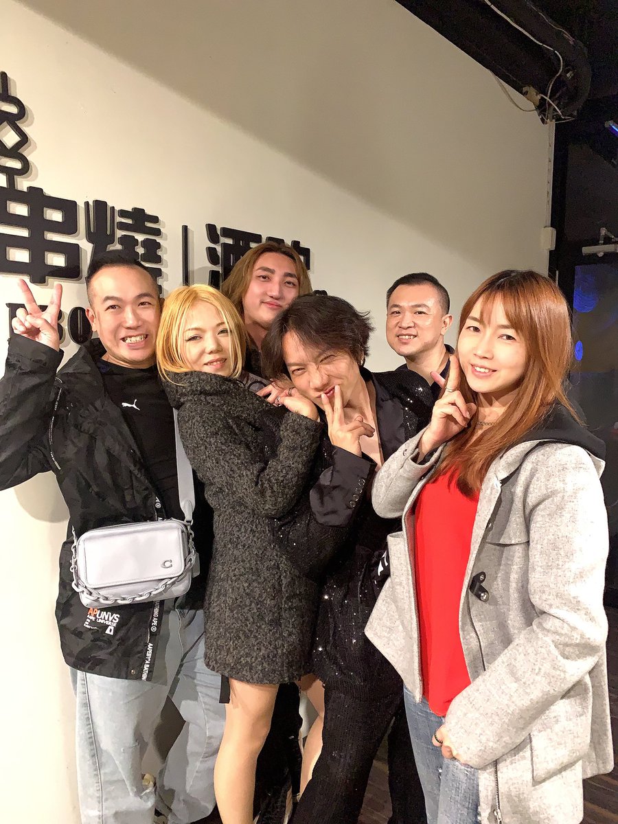 Romiohuang's tweet photo. 103串燒酒飲之夜
20241205

許久未見的朋友終於重聚，地點選在「103串燒酒飲」。來自香港的朋友談著都市變遷，來自新加坡的朋友分享南洋故事，哥倫比亞的更是用熱情的西班牙語帶來家鄉趣聞。

燒烤鮮嫩多汁，啤酒冰涼透心，店家老闆親自招待，推薦了不少特色美
#103串燒之夜
#香港
#新加坡
#哥倫比亞 https://t.co/nQV75DTR3i
