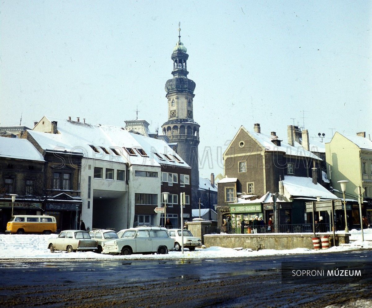 regisegtar's tweet photo. ☀️ Vidám téli napsugarak
🏠 Sopron, Előkapu
📸 Fotó: Finta Béla, 1983 körül
#Régiségtár #Sopron #múzeum #SoproniMúzeum #fotográfia #képzőművészet https://t.co/EeQe4LNMbo
