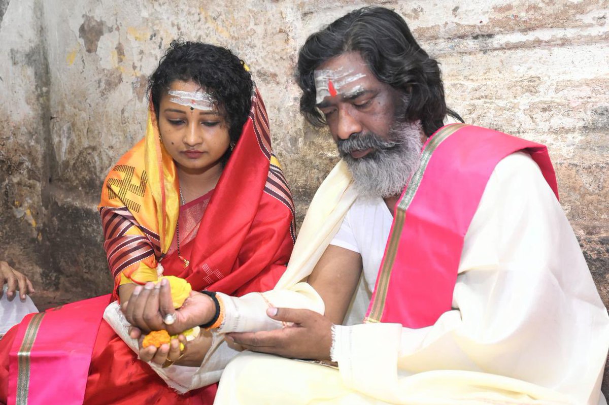 हमारे लोकप्रिय नेता सह माननीय CM श्री <a href="/HemantSorenJMM/">Hemant Soren</a> जी और माननीय MLA श्रीमती <a href="/JMMKalpanaSoren/">Kalpana Murmu Soren</a> जी आप दोनों का साथ जन्म-जन्मांतर तक बना रहे. वैवाहिक 19वें वर्षगांठ की अशेष शुभकामनाएं और जोहार.

आप दोनों का साथ एवं राज्यहित में सेवाभाव व समर्पण हम कार्यकर्त्ताओं के लिए प्रेरणा है.