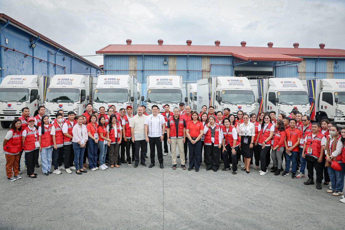 PTVph's tweet photo. TINGNAN: Dumalo sina DSWD Sec. Rex Gatchalian at Sen. Joel Villanueva sa turnover ceremony ng 15 mobile kitchens, 2 mobile water tankers, at 2mobile water treatment units para sa DSWD ngayong Biyernes, Feb. 7. (📷: Office of Sen. Villanueva) | via Daniel Manalastas https://t.co/67wk6hxAhd