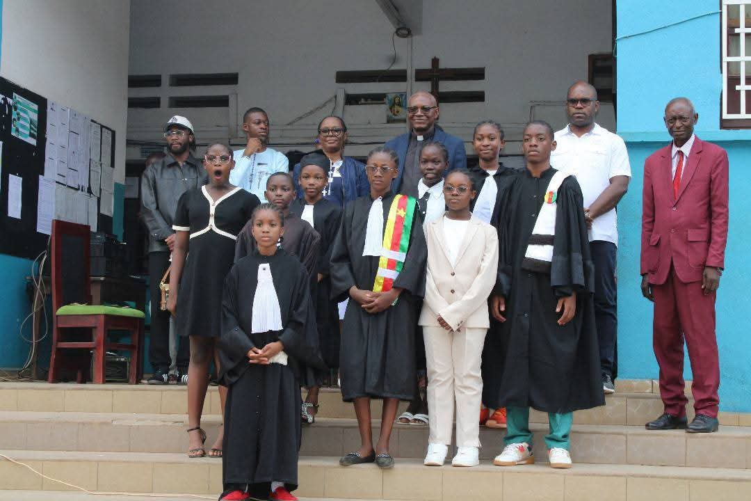 TheCameroonianZ's tweet photo. La journée des métiers au Collège Catholique Bilingue de La Retraite #Yaoundé. https://t.co/njPHp1WrsQ