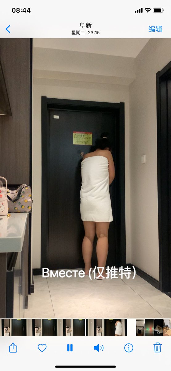 最近发现露出也很有意思
骚妻光着身子裹个浴巾
前面漏出两个大胸 取外卖
春节给外卖小哥一点福利！
#露出勾引 #单男 #单约