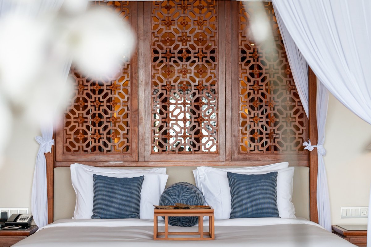 The Sira, a Luxury Collection Resort and Spa, Lombok menawarkan perayaan Valentine yang romantis dengan makan malam lima hidangan istimewa di tepi pantai dan paket spa eksklusif. shorturl.at/yQsqV