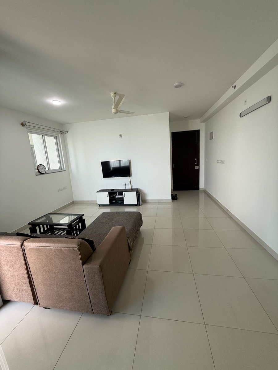 somnathsandeepp's tweet photo. hey there, looking for a flatmate in a gated society in central bangalore (shapoorji pallonji park west) 🏙️
contact📱: +91-9100942499

‣ flat details 🏠: fully furnished 3-bhk 1800 sq. ft flat on the 27th floor. currently 2 people, looking for a 3rd flatmate.

‣ room details 🛏️: furnished bedroom (non-attached washroom w/geyser) - rent ₹19.5k

‣ utilities/furnishings 🛋️: beds, mattresses, wardrobes, television, ps5, sofa, refrigerator, modular kitchen, microwave, induction cooker, chimney, washing machine, dining table, geysers, water purifier.

‣ furniture charges (tv, sofa, dining table, bed, fridge, induction, water purifier) - ₹1.5k per room per month
(microwave, washing machine rented separately) - 1620/3
 
‣ total cost for the room w furnishings and amenities - 19.5k + 1.5k + 1620/3

‣ shared costs 📶💡: internet, electricity.
society amenities 🎉: gym, swimming pool 🏊, tt, basketball 🏀, badminton 🏸, tennis 🎾, massive club house, parking*

we share the apartment with an adorable yellow labrador retriever (bonzo) 🐶 hence looking for flatmates who are friendly and comfortable w dogs.

deposit per person 💰: ₹1.17 lakhs (₹3.5 lakhs for apartment)
total rent for apt/month - 65k
maintenance - no maintenance until june 25.
availability 📅: 1st january'25 onwards (flexible)

@BangaloreRoomi @fmrbangalore @twitrbnb @MIBangalore @peakbengaluru @bangalorerooms @flatshareblr