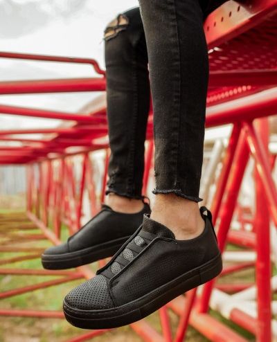BotticStore's tweet photo. Chekich Black BT Sneakers⁠
⁠
Size: 5-10⁠
Price: R1,999.00⁠
⁠
Order ⁠Link in Bio⁠
#bottic #botticsneakers #safashion #chekichsneakers #chekich #chekichsa https://t.co/iO41U97yjr