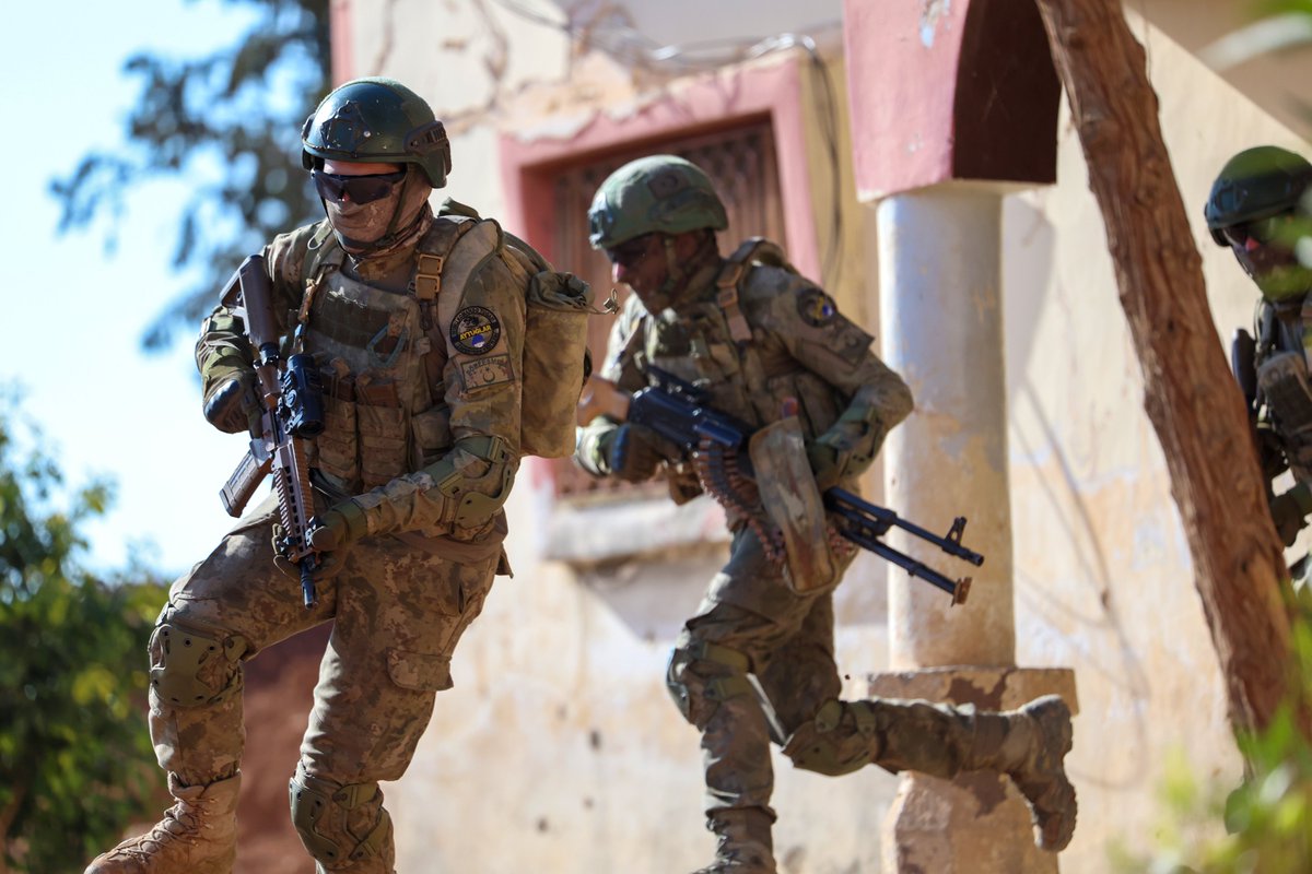 Güçlü, çevik ve seçkin birliklerimizle daima hazırız! 🇹🇷

#MillîSavunmaBakanlığı
#GününFotoğrafı