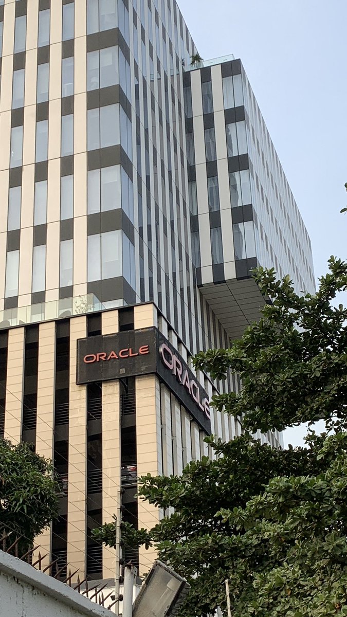 latobak's tweet image. Elevate your brand with expert craftsmanship and precision ✨

Fabricated and installed this signage for Oracle, making a strong statement is sleekness and durability. 

#signage #officesignage #officeexterior #officedesign #explorepage #latobak #branding #viralreels
