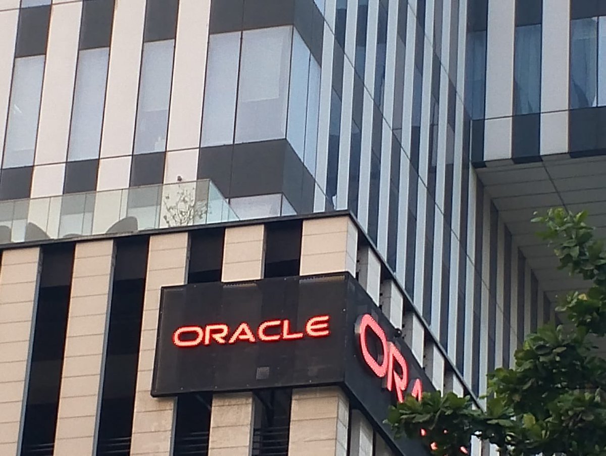 latobak's tweet image. Elevate your brand with expert craftsmanship and precision ✨

Fabricated and installed this signage for Oracle, making a strong statement is sleekness and durability. 

#signage #officesignage #officeexterior #officedesign #explorepage #latobak #branding #viralreels