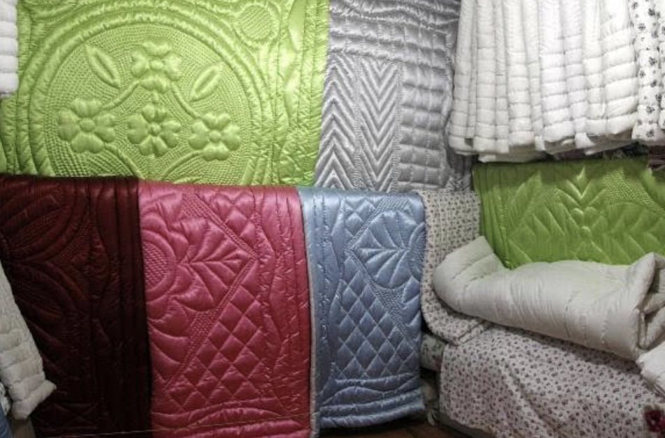 Ağır yorgan-battaniye deyip geçmeyin.. Birçok faydası olduğuna dair  araştırmalar var:

Melatonin salınımını artırır.
Kalp hızını düşürür, sakinleştirir.
Anksiyete,  dikkat eksikliği-hiperaktivite gibi hastalıklarda şikayetleri hafifletir. 
Kronik ağrıları azaltır.