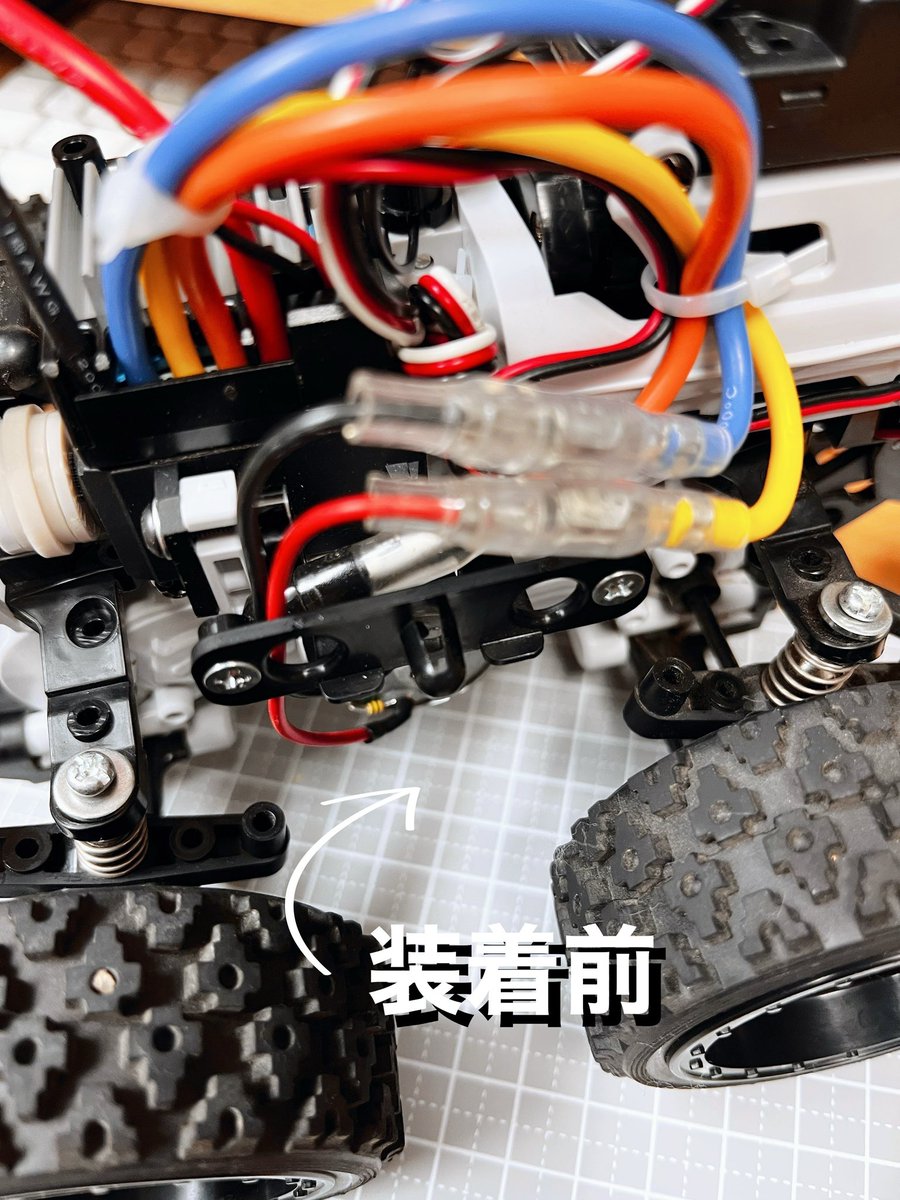 kajitaisamu's tweet photo. #タミヤrc #sw01 #ランチボックスミニ のモーター交換して速度上がった分、曲がりにくくなったので『アッパーアームコネクトバー』なる物を装着しました。
#tamiyarc #lunchiboxmini
ウィリー中にも左右に操舵できる様に前後のアッパーアームを繋げ前輪の操舵に合わせて少しだけ後輪も曲るという物。 https://t.co/E1vXCBHarB