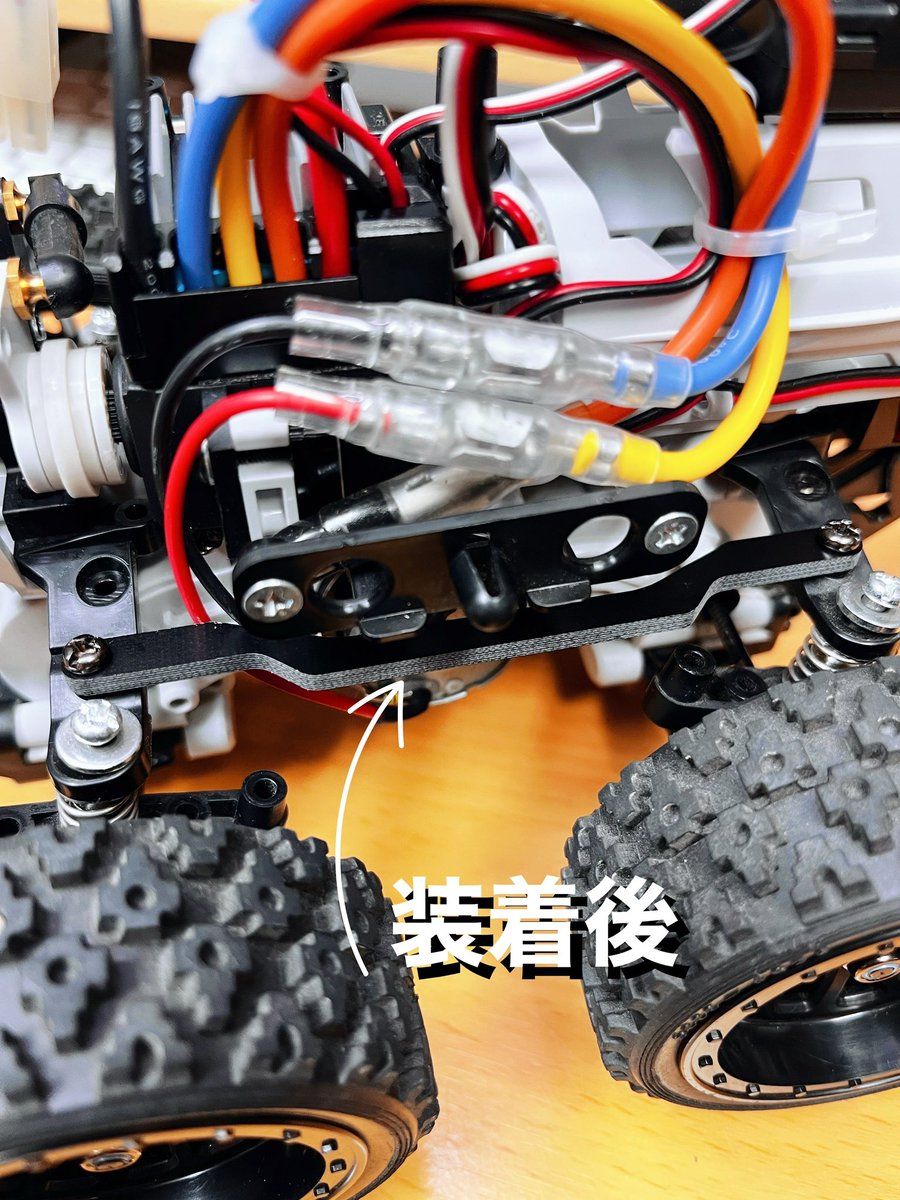 kajitaisamu's tweet photo. #タミヤrc #sw01 #ランチボックスミニ のモーター交換して速度上がった分、曲がりにくくなったので『アッパーアームコネクトバー』なる物を装着しました。
#tamiyarc #lunchiboxmini
ウィリー中にも左右に操舵できる様に前後のアッパーアームを繋げ前輪の操舵に合わせて少しだけ後輪も曲るという物。 https://t.co/E1vXCBHarB