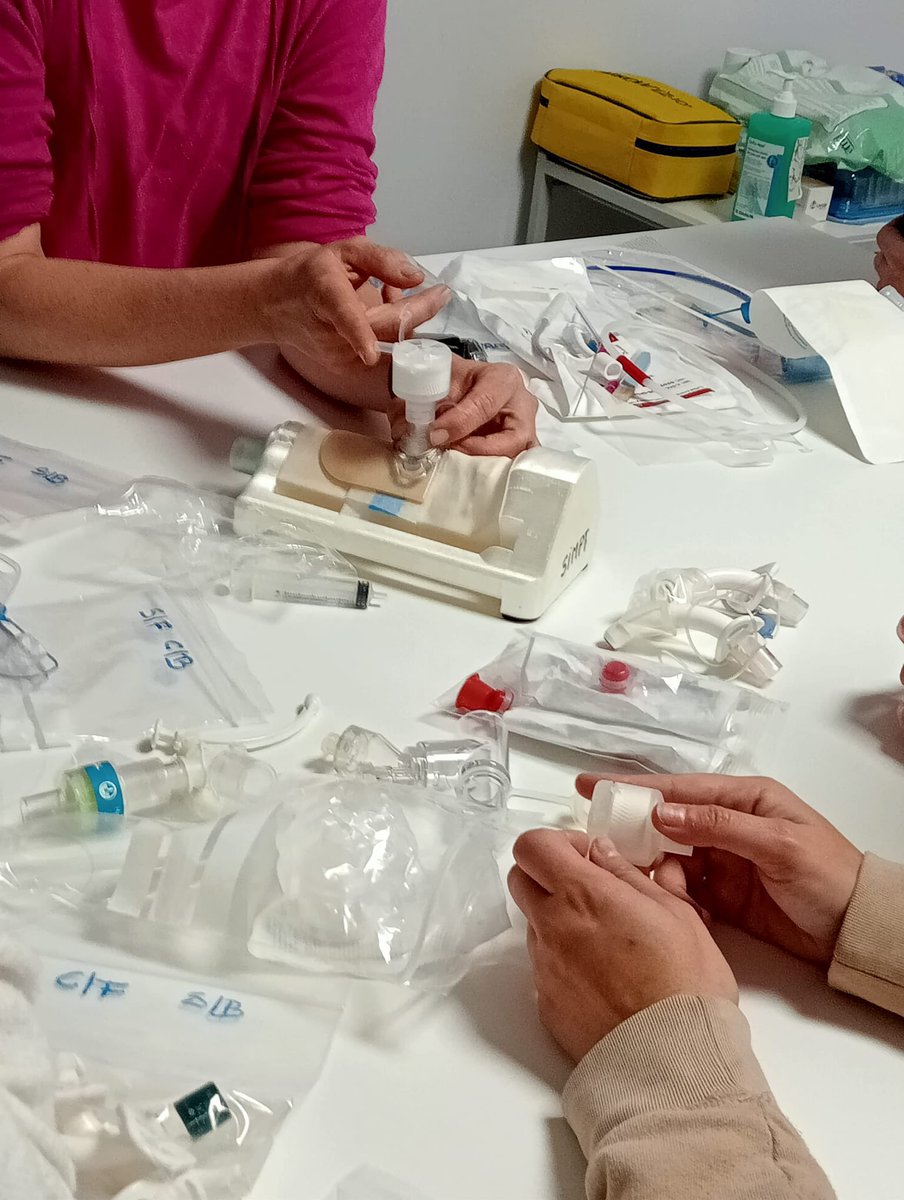 CriticsTauli's tweet photo. Aquesta setmana en el #màstercríticstauli s’ha realitzat el taller sobre cures i maneig de traqueostomia i marcapassos en pacient crític #ICU #nurselearning @parctauli @I3pTt @simulaciotauli https://t.co/7XBc41LMU3