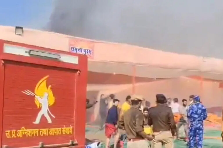 NewsCapitalGJ's tweet photo. Mahakumbh 2025 TentFire:   પ્રયાગરાજઃ મહાકુંભમાં ફરી લાગી આગ, ઘણા ટેન્ટ બળીને થયા રાખ

વધુ માહિતી માટે વાંચો ⬇:
https://t.co/Rxd3rB30Y2

#Mahakumbh #PrayagrajFire #TentFire #KumbhMela2025 #FireAccident https://t.co/286p2JWyV8