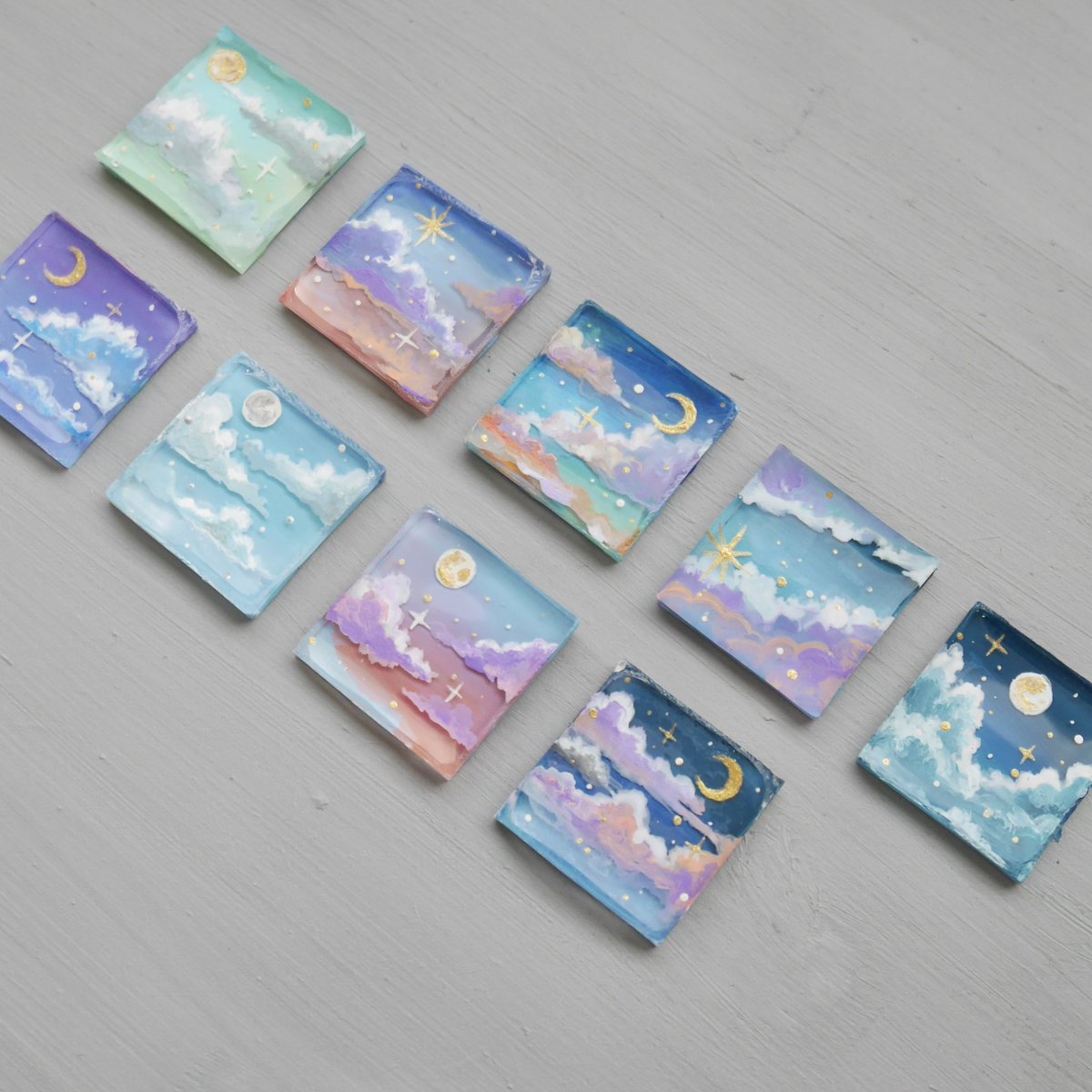 どこでも小窓の中の空を描きました