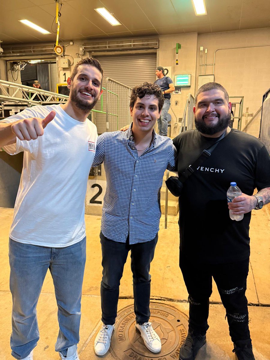 chevy_gar's tweet photo. Un placer poder conocer y platicar con ustedes, excelente show! Si tienen la oportunidad de ir a hermanos de leches tour, vayan. No se arrepentirán. @adrianm10 @lamolechida https://t.co/1TIBWLzQnk