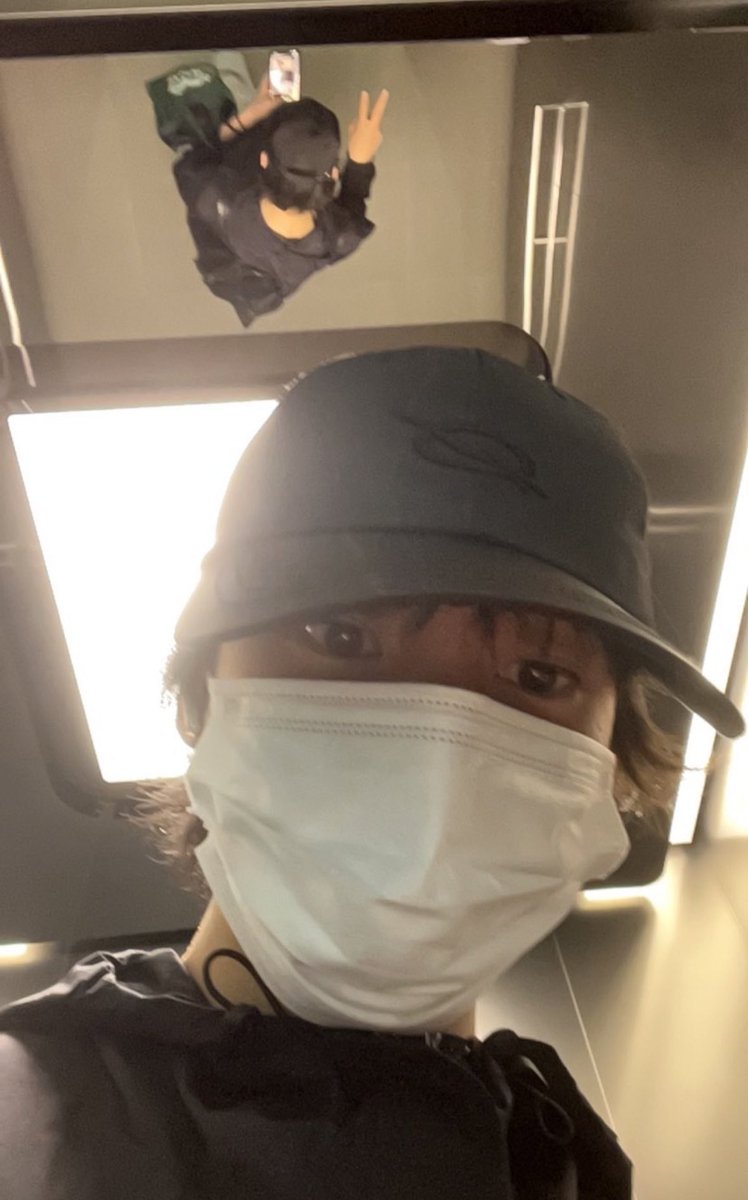 이사진정말울음나는이유: 얼굴사진만보면 브이흔적도없는데 위에잇는거울보면 브이하고잇어서.