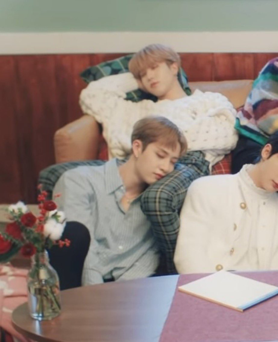 dont think about chn cockwarming jisvng as jisvng softly cards his fingers through chn's hair until chn slowly starts to drift off, completely relaxed and at ease. dont think about it. dont!