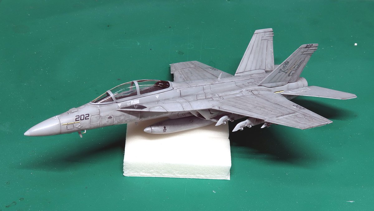 エフトイズ 1/144 ハイスペ vol.7
スーパーホーネットファミリー2
製作その36 タンク

①やっぱり加減が分からん石マス
②みんな同じじゃないですか
③手書きする自信なし
④現状。コクピット製作からひたすら逃げるスタイル

翼端ランチャー３機６本中５本破損（知ってた）😔

#144スケモ
#エフトイズ