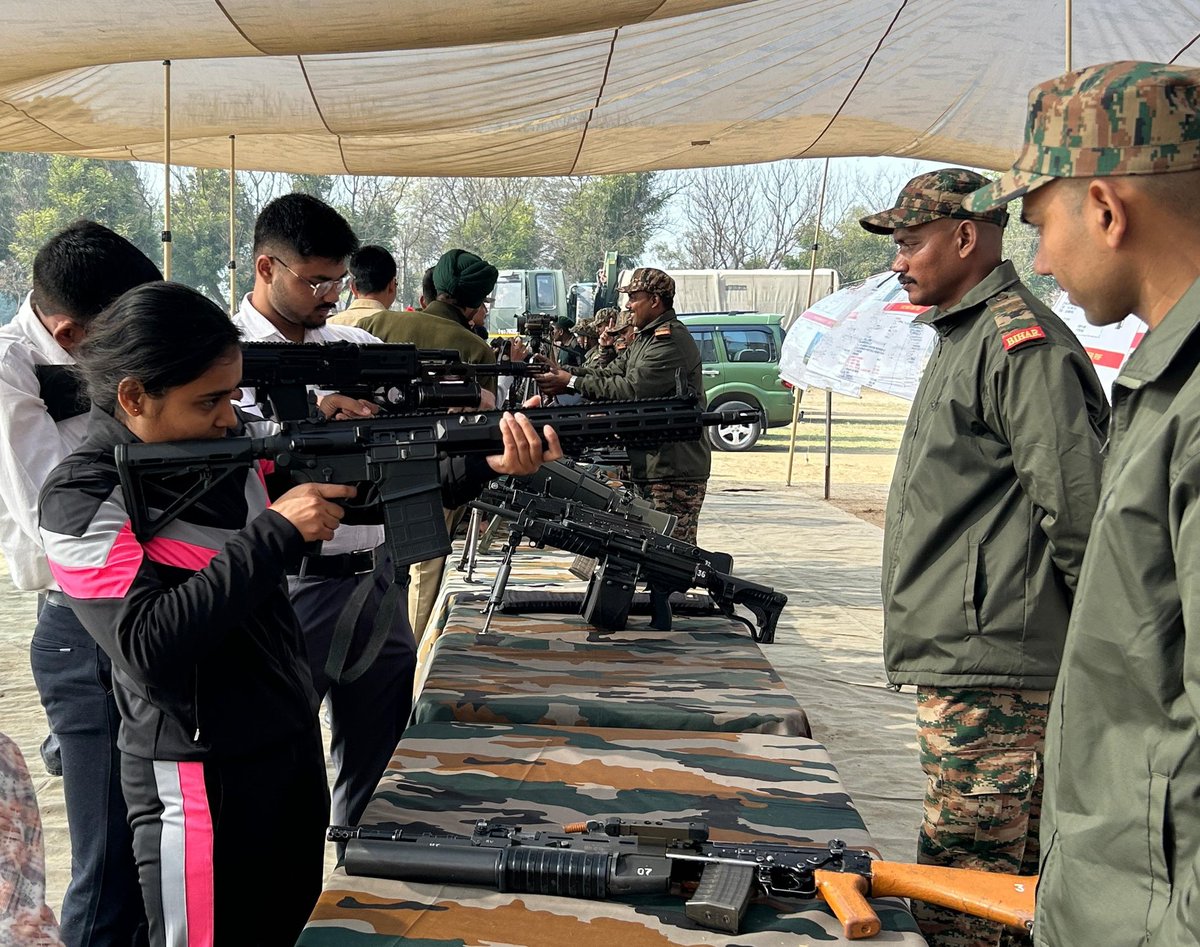 ChetakCorps_IA's tweet photo. #StallionBrigade organised a #KnowYourArmy event for students and NCC cadets, with an impressive weapon and equipment display, showcasing Armyโs cutting-edge technology and firepower, followed by an interaction with gallantry award winners, to instill a profound sense of patriotism and pride for the #ArmedForces.
#IndianArmy
#SaptaShaktiCommand
#ChetakCorps
#AmoghDivision
@adgpi
@SWComd_IA
@prodefencechan1