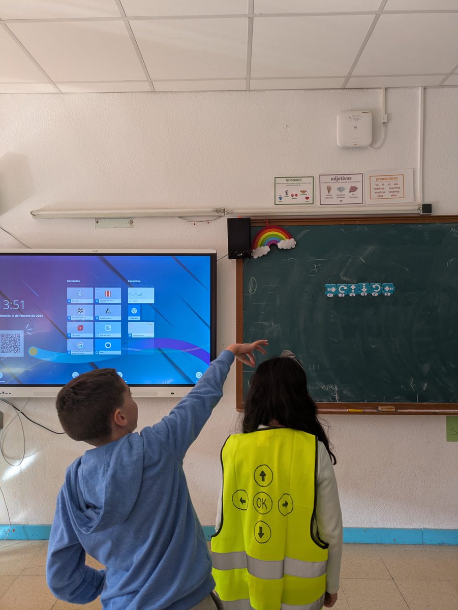 CDE_Valladolid's tweet photo. ¡Primeros pasos en el #ProgramaEscuela4.0. en el @alonsoberruguet ! Scratch, desconectadas, Scratch Jr... Comenzamos a trabajar el pensamiento computacional con la secuenciación y el reconocimiento de patrones 👩💻🧩@educacyl @cfievalladolid https://t.co/ZgV0C8LniT