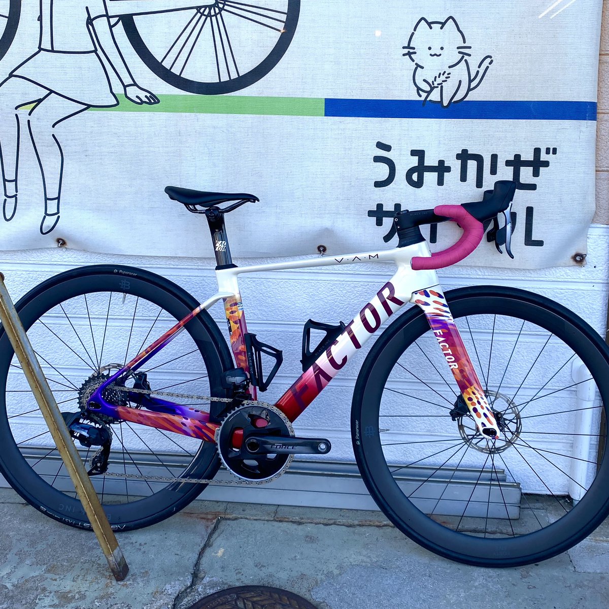 umikaze_cycle's tweet photo. FACTOR OSTRO VAM 2.0
BLACK INC FORTY FIVE 
SRAM Force 12s
サイズ:45
試乗車
あります！！

ともかくやばいくらいきれい！！
トライスポーツ様のご厚意で少しの間お借りいたしました😊
ぜひ、乗りにいらしてください！！

#factor 
#factorostrovam 
#blackinc 
#sram https://t.co/63krABdPfH