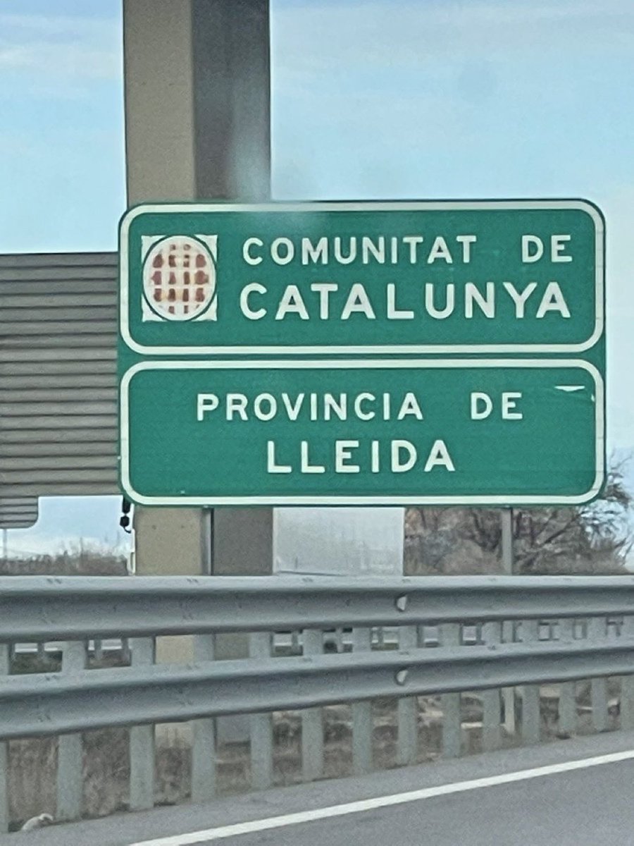 noaboow17's tweet photo. Voluntaris per anar a tirar a terra aquest cartell?

Fins fa poc aquí posava: Catalunya. 

Són petits detalls que ens van mermant com a país. https://t.co/Xn0CCpTLa4