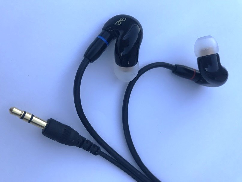 この度アコエフから販売されるイヤホン YSM-F07 MのドライバーはYSM-04 RSの ドライバーユニットをベースとして 低域の改良を行い そのフォルムを生か した音響設計を行っています それは1BAが得意とする瑞 しい高域と 共に 1BAの域を超えた低域の響きが お楽しみ