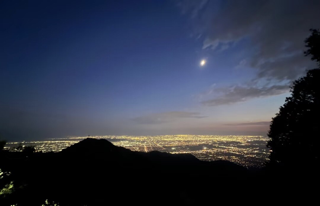 Standing on the top of the mountain and looking down, you can seem to feel the pulse of the city beating, and the lights reflect people's lives and dreams.☺️☺️