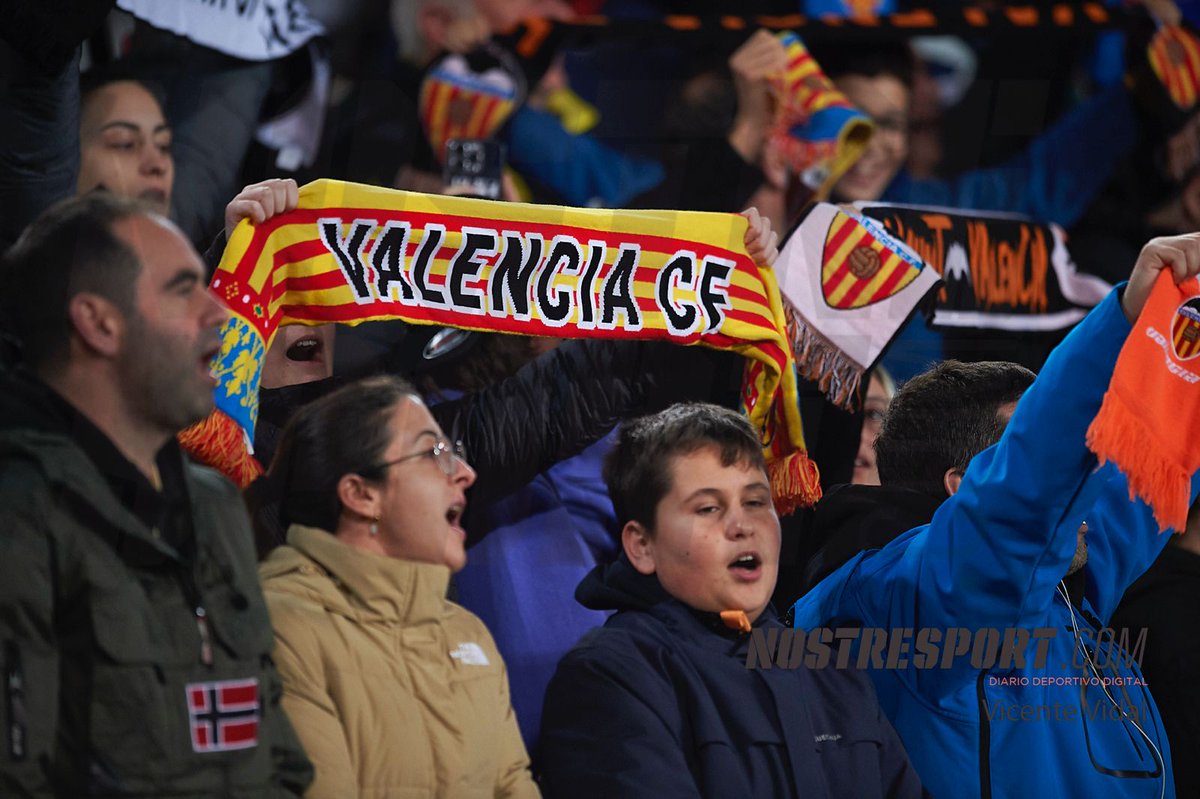 Sergi98Martinez's tweet image. Cuando era niño era muy fácil ser valencianista, estábamos arriba, fichábamos, no dabas pena en innumerables ocasiones por año

Los chavales jóvenes que hoy sois del Valencia sois gente valiente y vuestros padres han hecho gran trabajo

Ojalá disfrutéis como lo hemos hecho otros