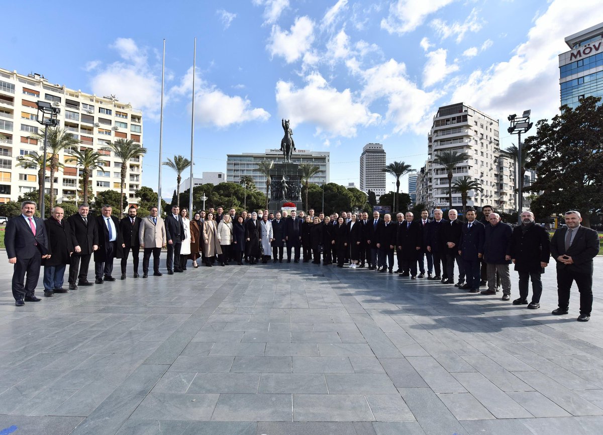 Bilalsaygili's tweet photo. Yönetim Kurulu Üyelerimizle birlikte Cumhuriyet Meydanı’nda, devletimizin banisi Gazi Mustafa Kemal Atatürk’ün manevi huzuruna partimizin çelengini sunduk.

Türkiye Yüzyılı vizyonumuz doğrultusunda, güzel İzmir’imizi ve ülkemizi daha güçlü yarınlara taşımak için AK Kadrolarımızla birlikte azimle ve kararlılıkla durmadan çalışmaya devam edeceğiz.
#birlikteyizizmir