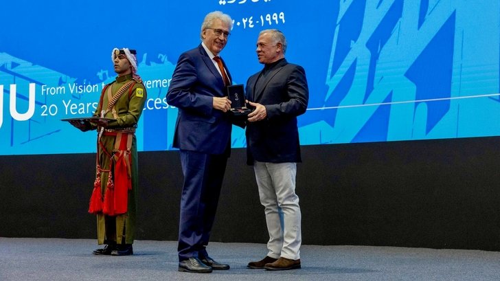 hs_magdeburg's tweet photo. Prof. Dr. Andreas Geiger wurde in Amman die Silberne  Jubiläumsmedaille durch den König des Haschemitischen Königreichs #Jordanien überreicht. Geiger war maßgeblich an der Gründung der German Jordanian University beteiligt. 
https://t.co/GlNb4LpjBH https://t.co/NkMon23l5l